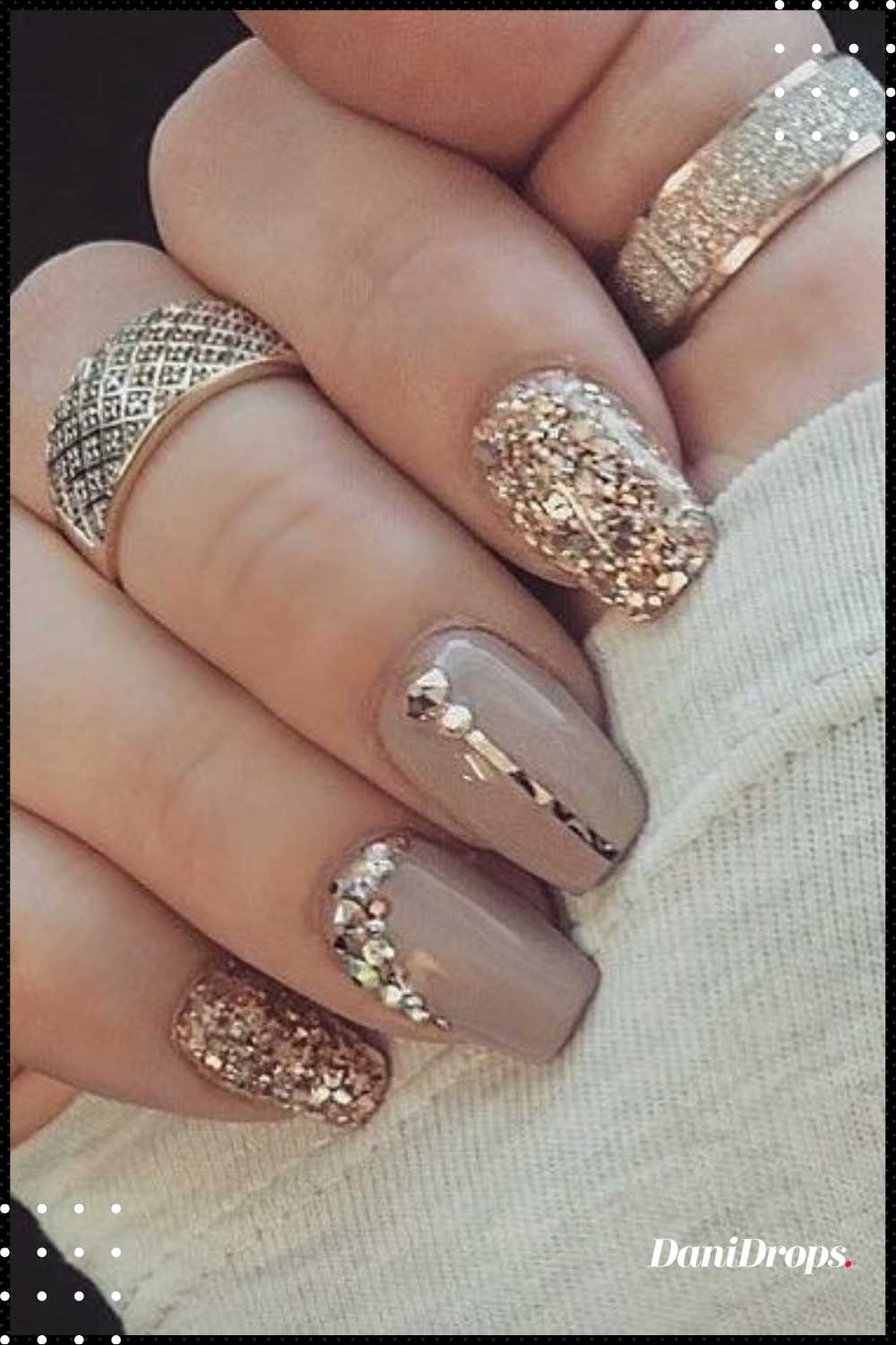Uñas decoradas con detalle Gold 2022 – Mira 41 modelos de este color de  esmalte de uñas que las celebrities están usando este verano