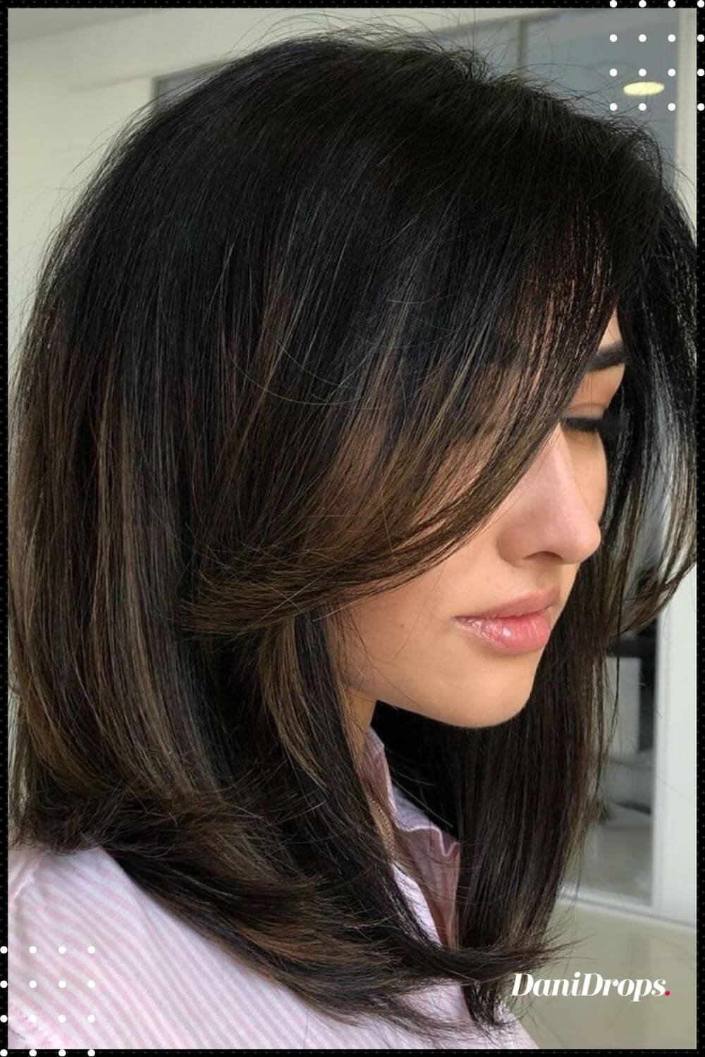 Cabelo Longo E Escuro Com Franja Lateral