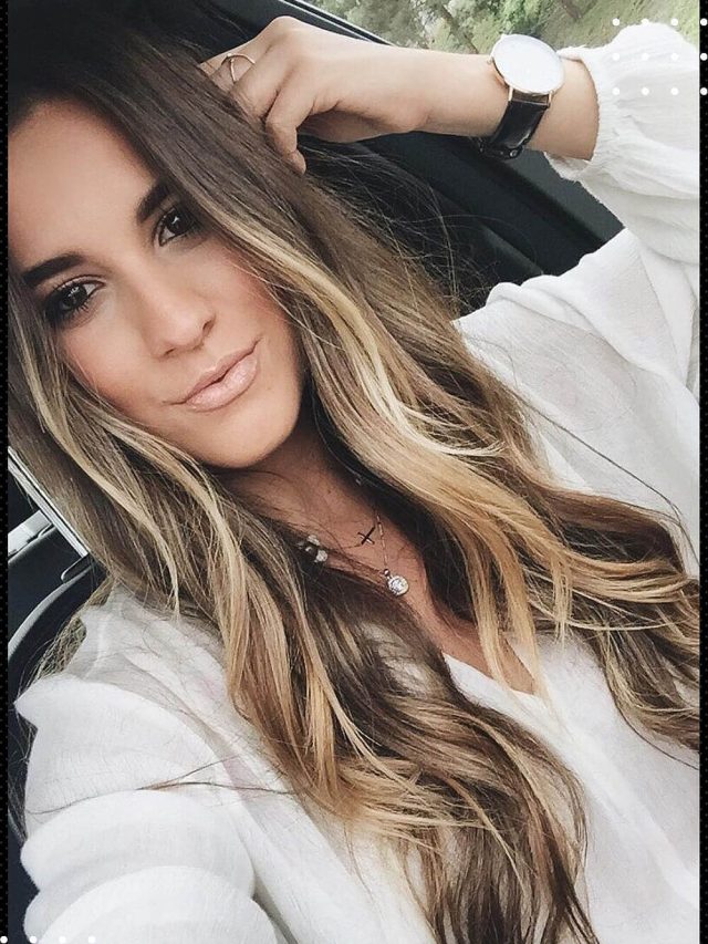 Cheveux bruns foncés pour oublier le blond traditionnel