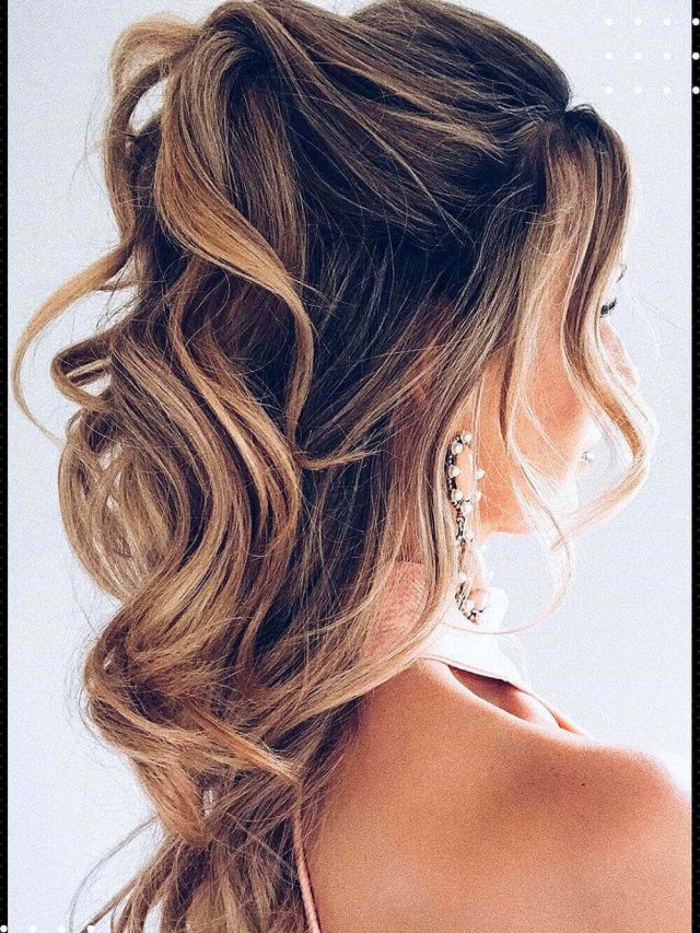 Acconciatura Updo per bionde dai capelli lunghi: eleganza sotto i riflettori