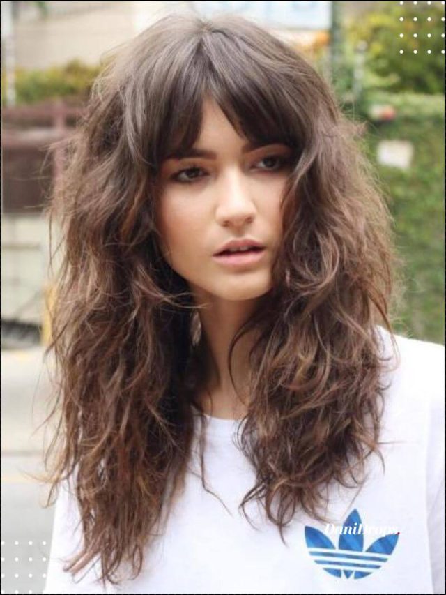 Capelli scalati con frangia: tagliano e si trasformano