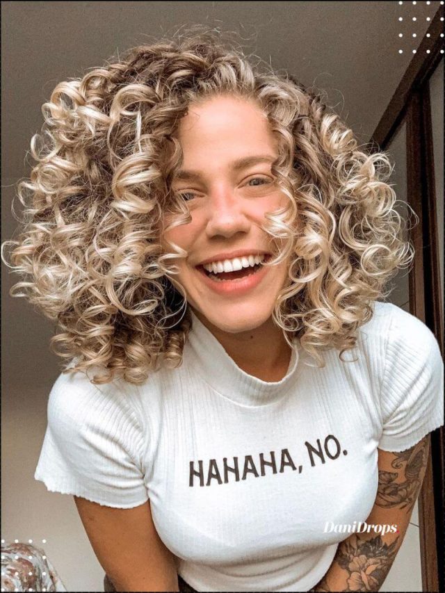 Cheveux bouclés superposés – Guide définitif pour choisir le vôtre