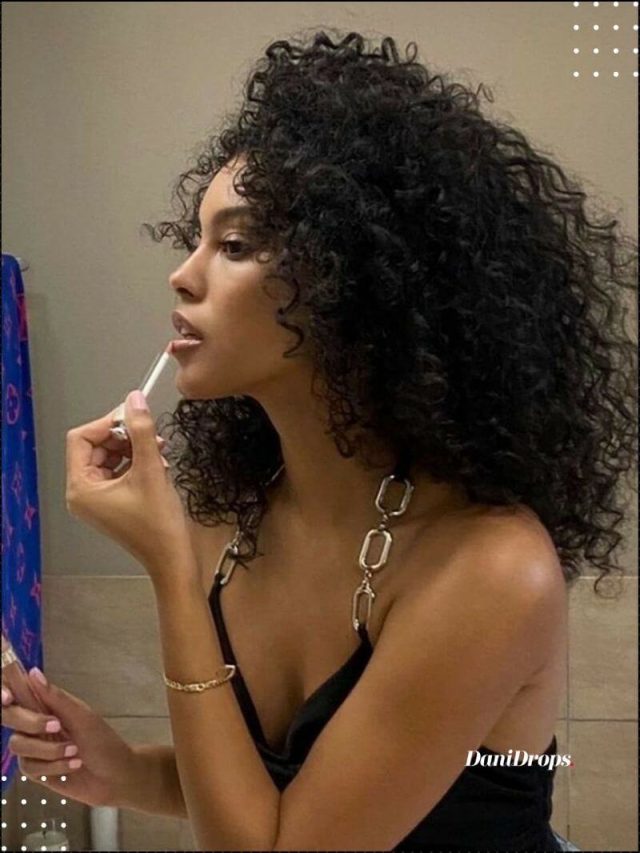 Cabello negro rizado: luce interesante y atractivo