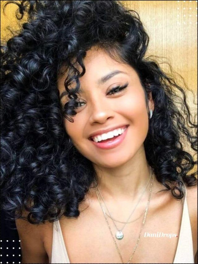 Cabello negro rizado – 10 consejos candentes para este verano