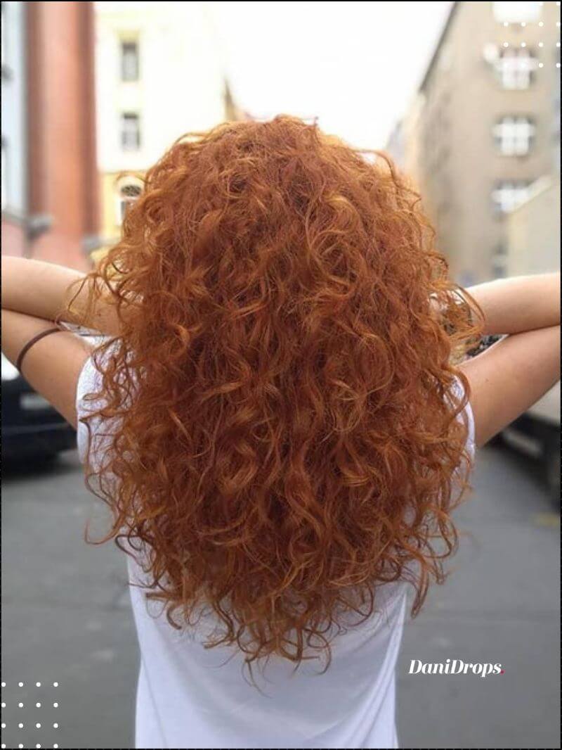 Donna Elegante Con Capelli Ricci Rossi E Una Bouquet Di Tulipani Gialli Fotografia Stock - Foto 8