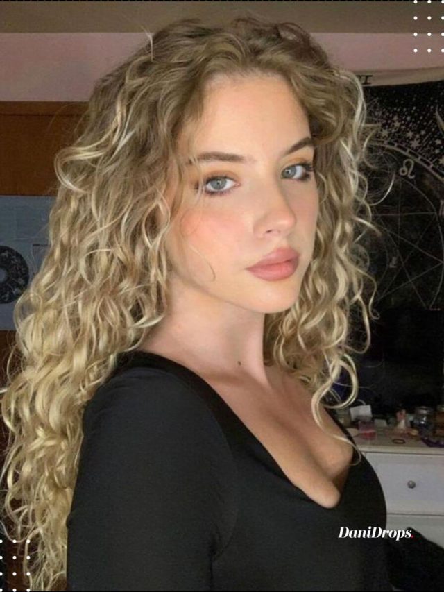 Blonde Curly Hair: Ideal for women looking for style and elegance