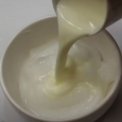 Comment hydrater les cheveux bouclés