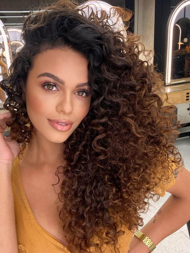 Capelli ricci lunghi: 10 consigli di taglio alla moda per i tuoi ricci!