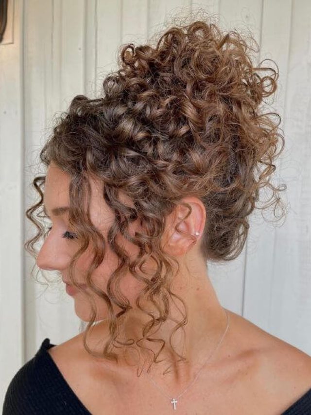 Cheveux longs bouclés 2023 – Voir 10 coiffures que vous devriez essayer