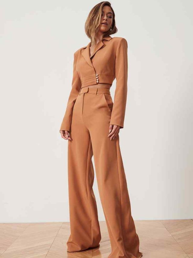 Abbigliamento da lavoro da donna: in che modo la scelta del tessuto può aggiungere alla tua eleganza