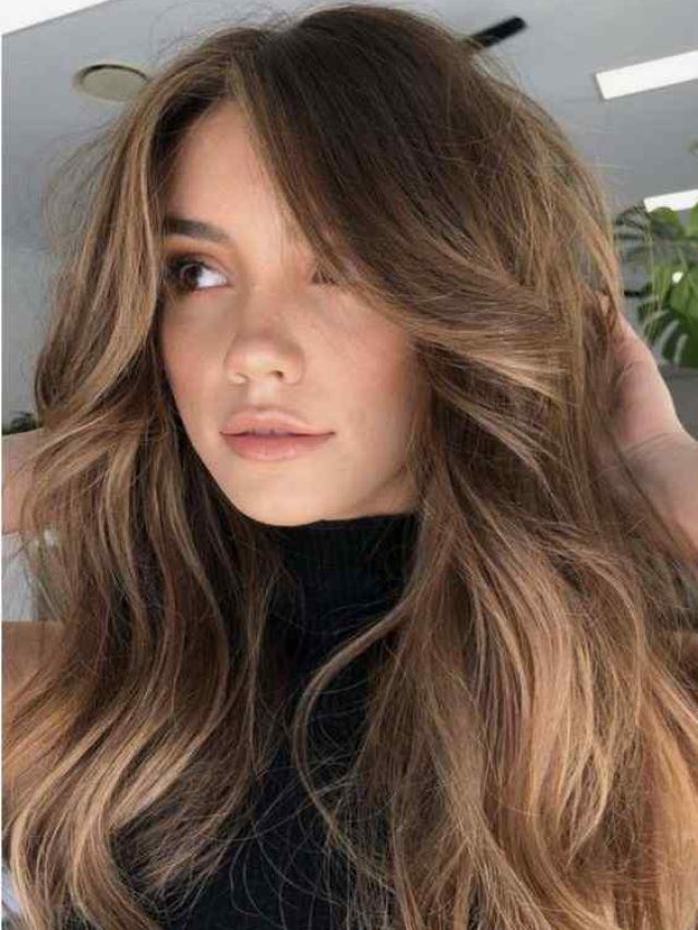 Taglio di capelli con frangia a tendina: giovane ed elegante in pochi minuti
