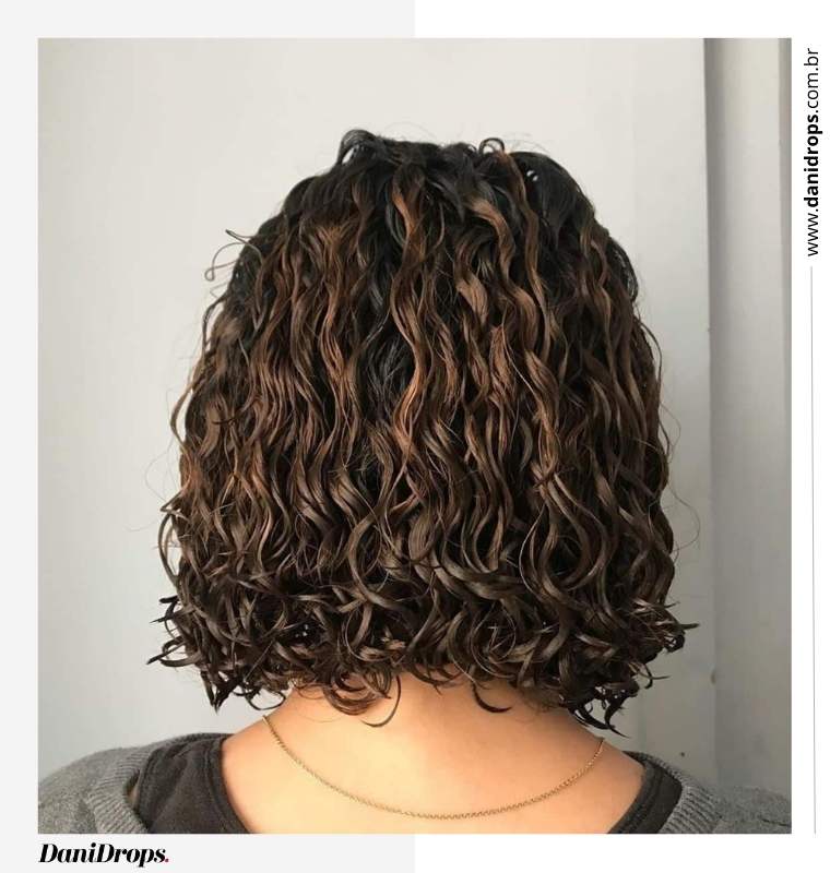 02 Capelli corti con permanente e onde sciolte 1 Capelli corti con permanente e onde sciolte