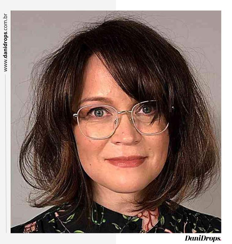 03 Corte de cabelo estilo bob brunette volumoso em tons de castanho escuro Corte de cabelo estilo bob: brunette volumoso em tons de castanho escuro