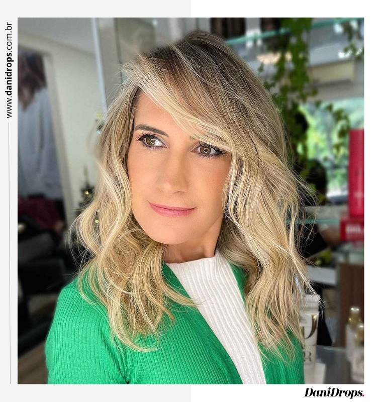 05 Cabello ondulado con un lado más profundo Cabello ondulado con un lado más profundo.