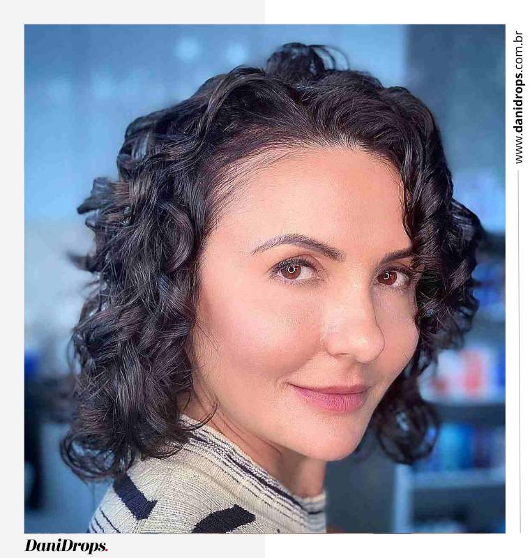 06 Corte estilo bob moderno com cachos naturais Corte estilo bob moderno com cachos naturais