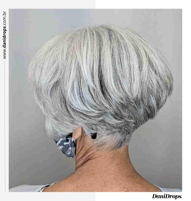 07 Taglio di capelli a cuneo per le donne over 70 Taglio di capelli a cuneo per le donne over 70