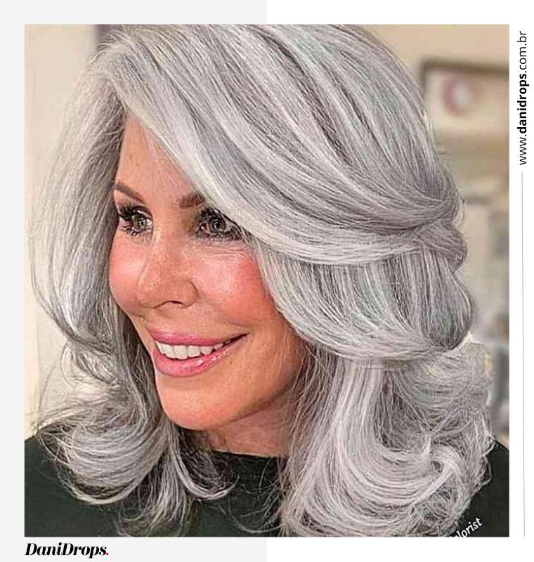 08 Corte de pelo medio con ondas y balayage en gris. Corte de pelo medio con ondas y balayage gris.