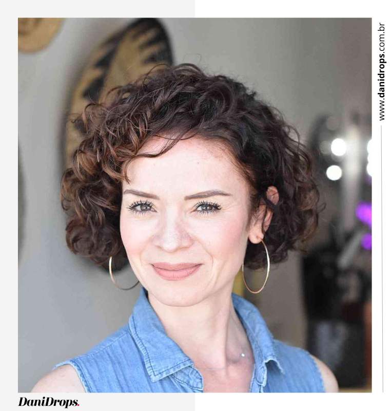 08 Corte de pelo para personas rizadas con peinado lateral Corte de pelo para personas rizadas con peinado lateral.