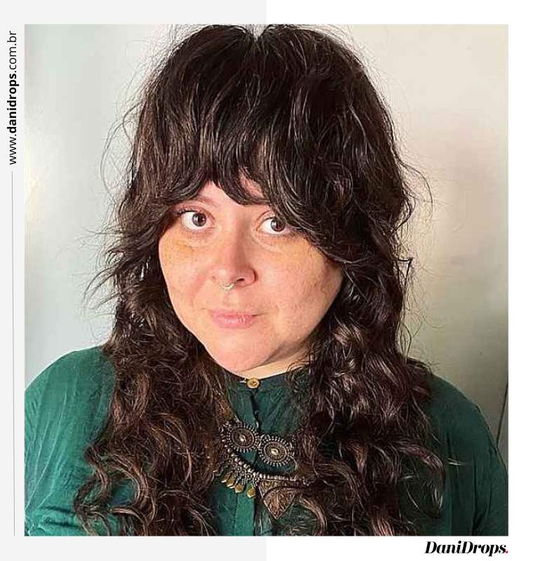 11 Taglio di capelli Shag con frangia per capelli mossi Taglio di capelli shag con frangia per capelli mossi