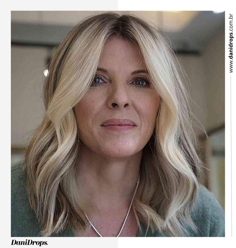12 Corte de pelo estilo medio con raya al centro y raíces naturales. Corte de pelo estilo medio con raya al centro y raíces naturales.