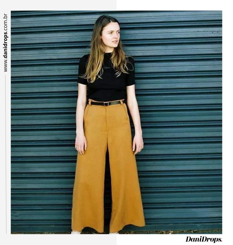 13 Abbina una semplice camicia nera a pantaloni larghi Abbina una semplice camicia nera a pantaloni larghi