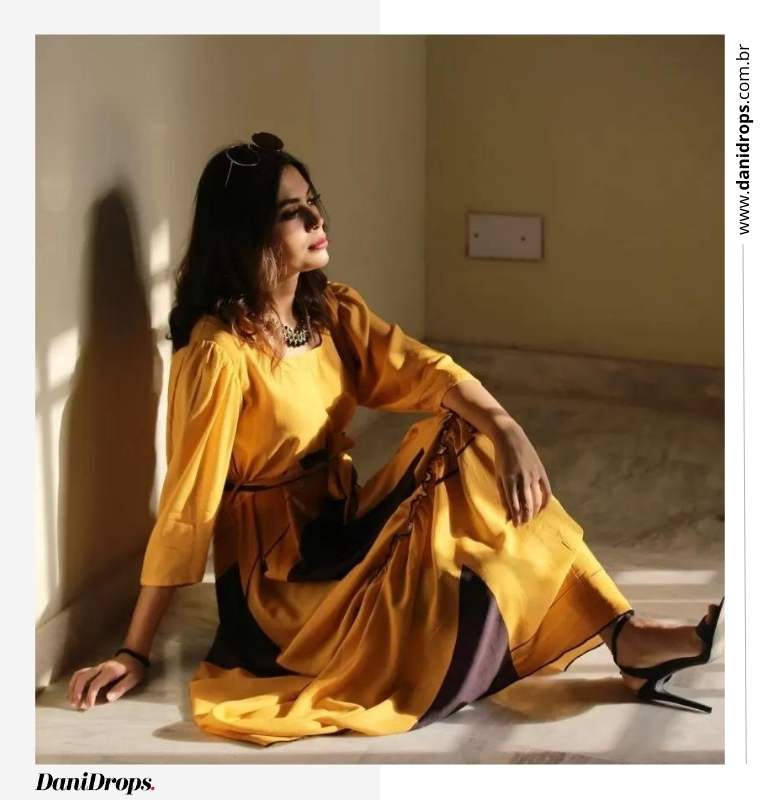 19 Abito da sera giallo con dettagli neri Abito da sera giallo con dettagli neri