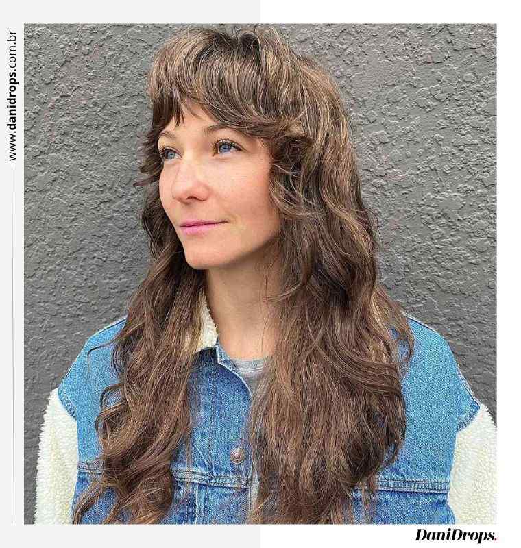 Corte de pelo largo y desgreñado o estilo años 70 desordenado con ondas 1 Corte de pelo largo y desgreñado o estilo desordenado de los años 70 con ondas.