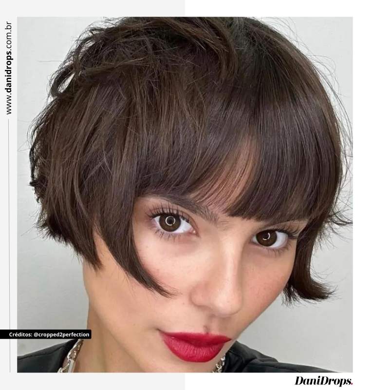 Taglio di capelli corto e lungo con frangia Taglio di capelli corto e lungo con frangia