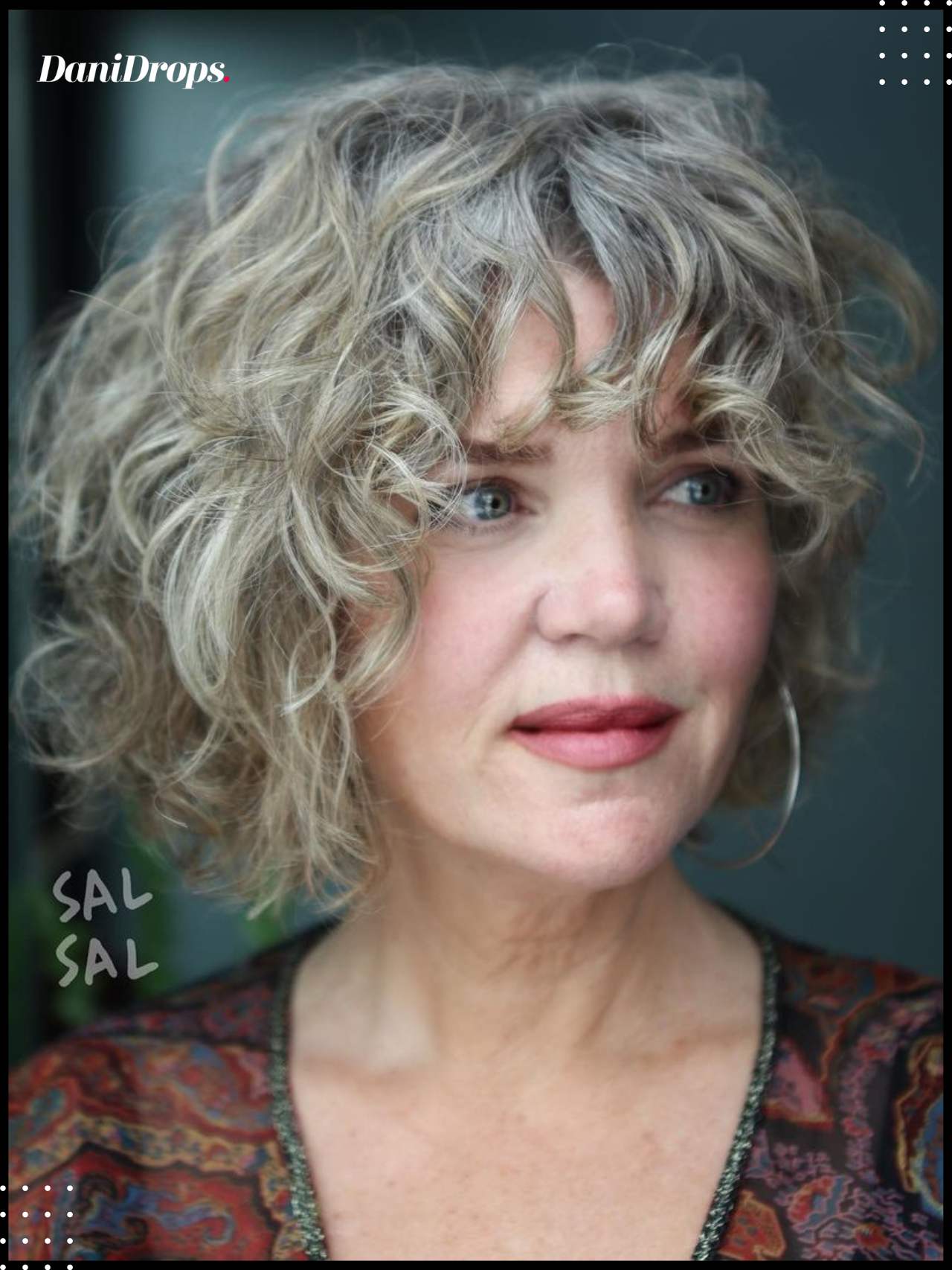 Corte con flequillo para cabello rizado para mujeres mayores de 30 años