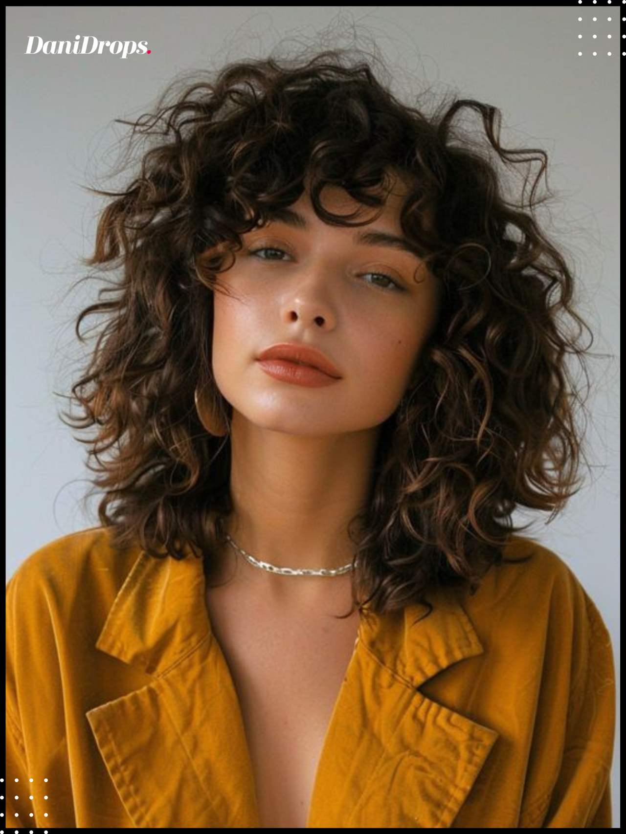 Corte corto con flequillo – modelos para cabello rizado