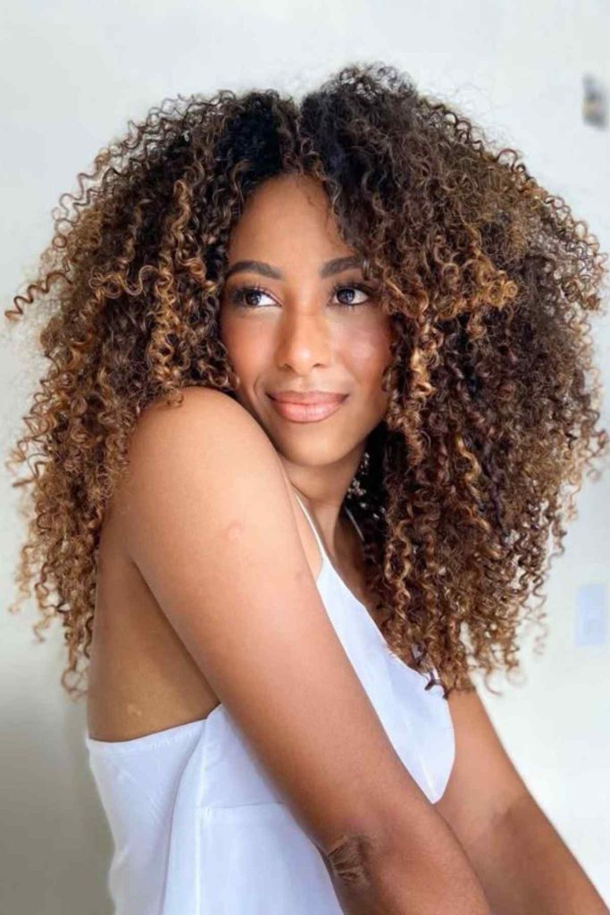Corte de Cabelo Crespo com o tom Morena Iluminada Corte de Cabelo Crespo com o tom Morena Iluminada